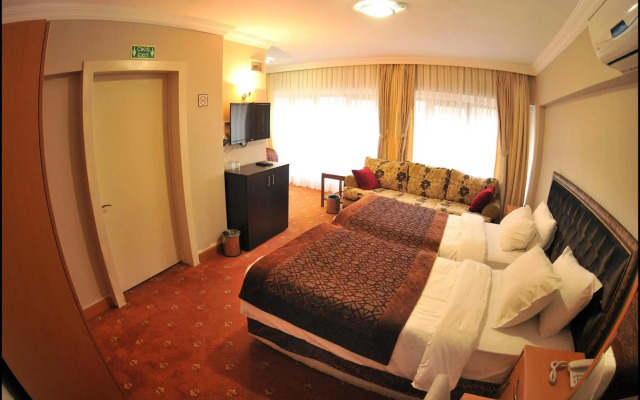 Palace Point Hotel