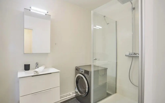 2 Bedroom Flat Centre de Paris - Eiffel Tower View