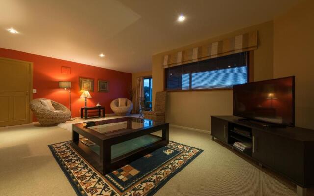 Veronica House - Russell Holiday Home