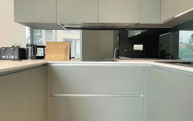 Modern and Sleek 2 Bed Apartment
