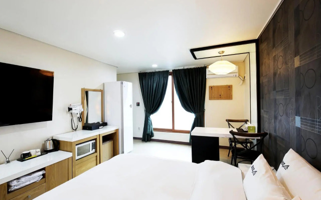 White Tourist Hotel
