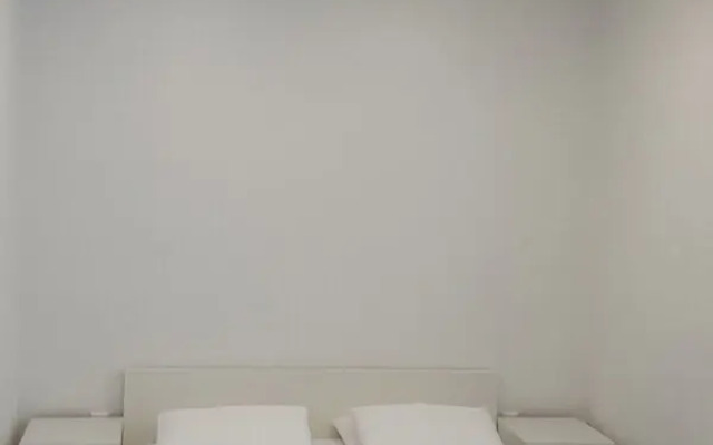 Nizhneimeretinskya apt 25