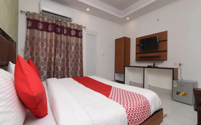 OYO 13310 Noida Suites