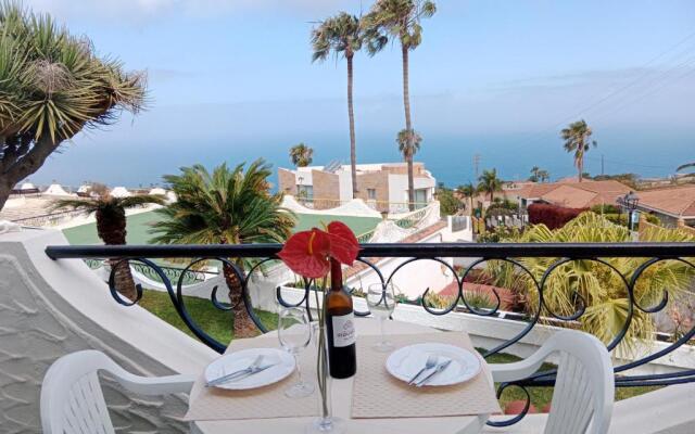 Studio sea front view & pool