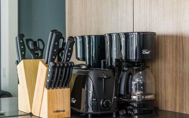 Newly Decorated Yorkville Condo