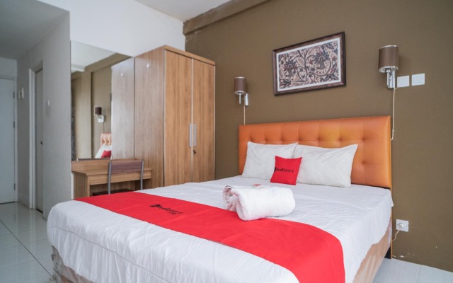 RedDoorz Apartment @ Skylounge Tamansari