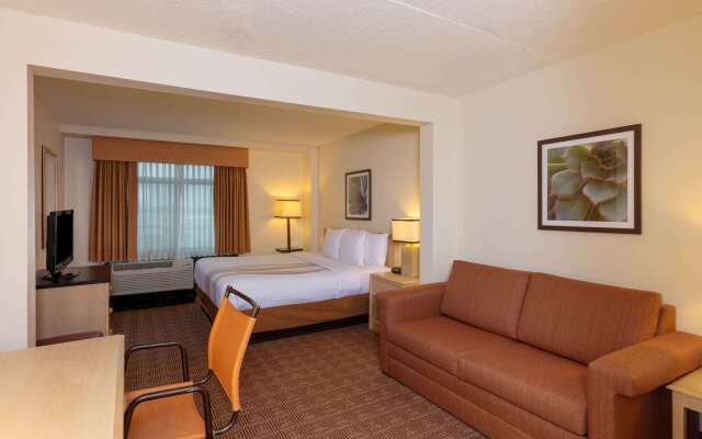 La Quinta Inn & Suites by Wyndham Garden City