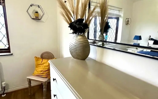 3 Bedroom Homely Retreat Near Slough