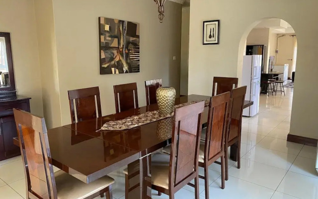 Luxurious 4 bed With Pool in Helensvale - 2255