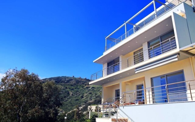 Seafront home 4' walk to private beach