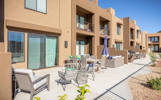 Poolside Escape At The Ledges