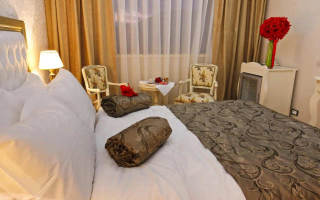 Hotel Roman by Dumbrava