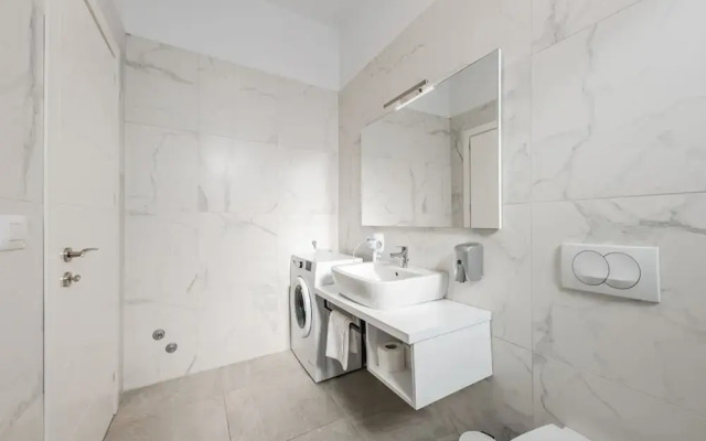 Stylish Studio With Spacious Balcony -trendafili