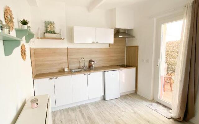 Studio terrasse Sanary centre ville rue piétonne