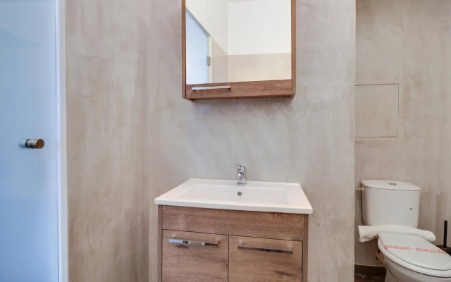 Ermou Fashion Suites #508 @ Plaka - King Size Bed