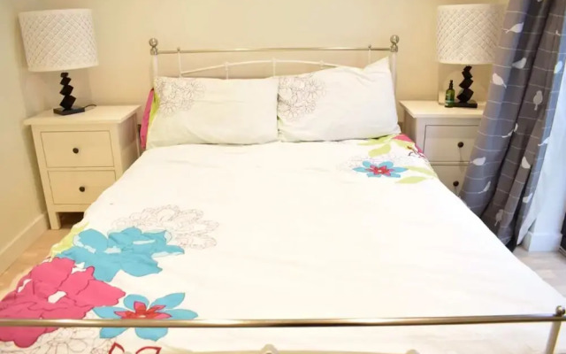 Bright 1 Bedroom Flat in North London With Balcony