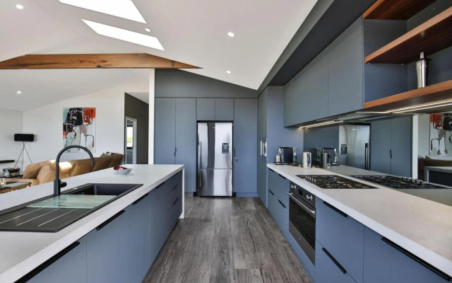 Seaview - Pet Friendly with Stunning Views - 1 Min to Beach