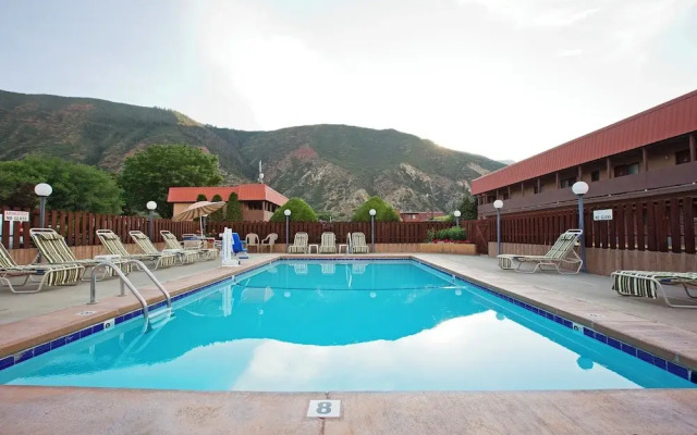 Glenwood Springs Cedar Lodge