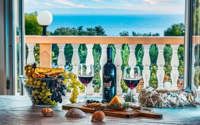 Villa Akulica With Heated Outdoor Pool and Seaview