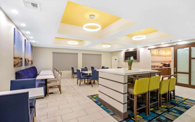 La Quinta Inn & Suites by Wyndham NE Long Beach/Cypress