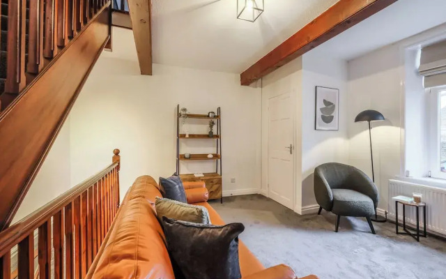 Sleek 2B/1B Retreat in Lindley, Huddersfield