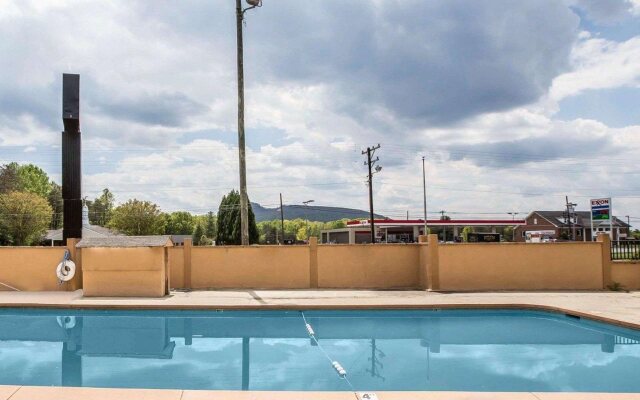 Americas Best Value Inn Pilot Mountain