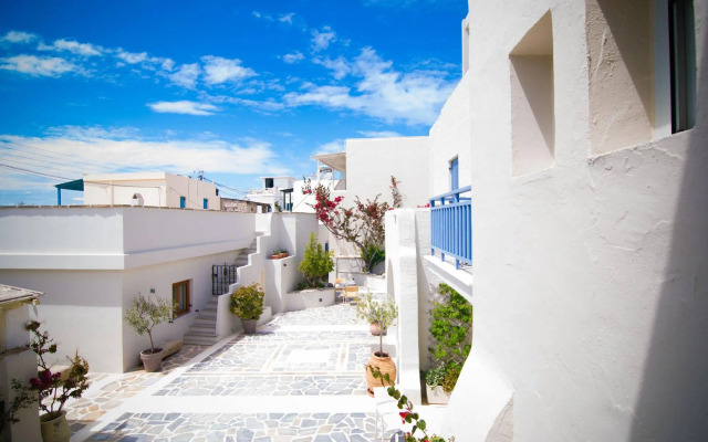 Iria Beach art hotel