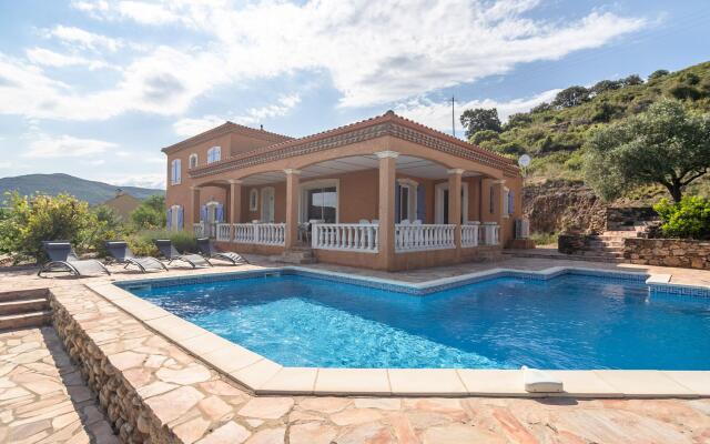 Cozy Villa in Roquebrun with Swimming Pool