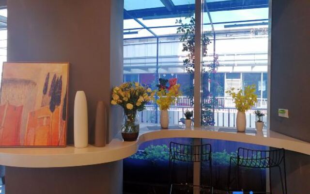 Rose Art Hotel (Ningbo Beilun Yintai City Store)