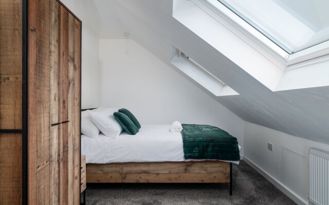 Immaculate 5-bed House in Leeds