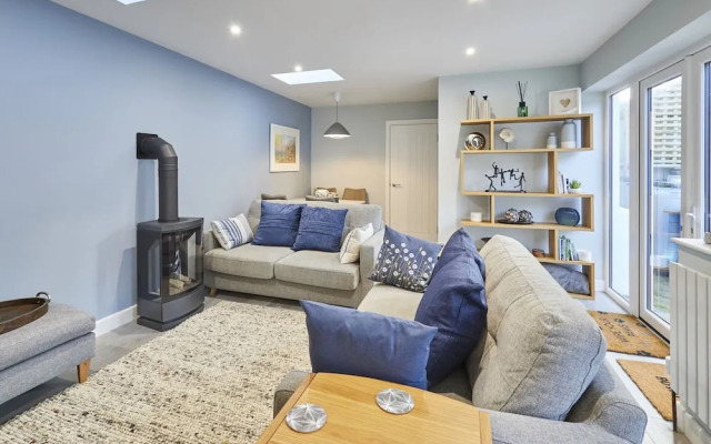 Host Stay Harrow Bothy