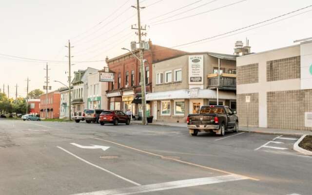 Iconic Rideau 1Bd Unit Balcony Free Parking 1