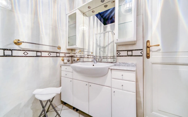 Classic Marconi Apartment by Wonderful Italy