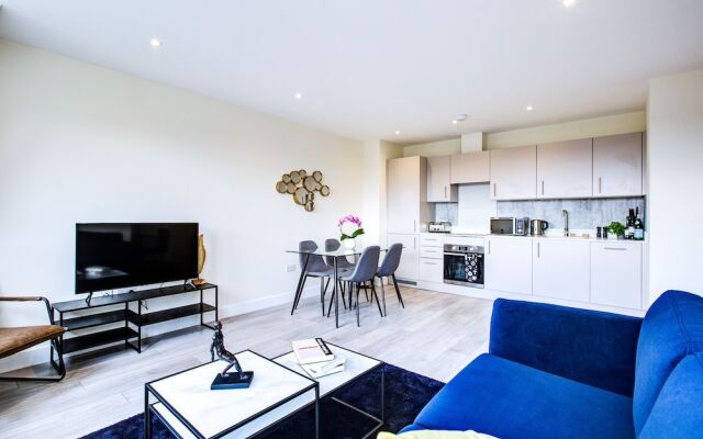 Charming 2-bed Apartment in Cheam, Sutton