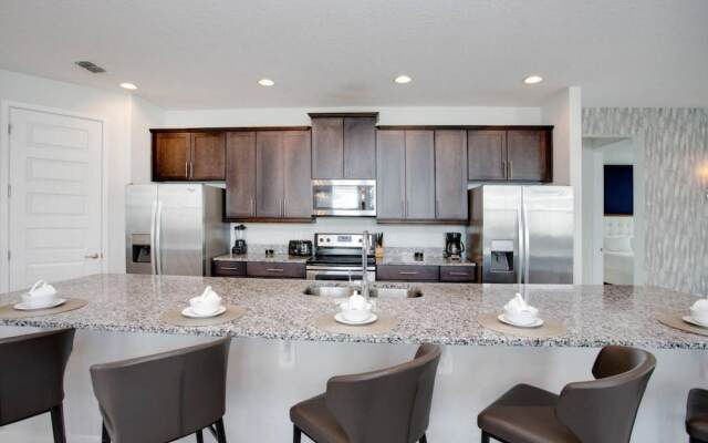 Stylish Family Home Sleeps 22 Enc101