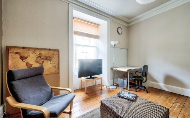 Cosy 2BR Flat Near King's Theatre