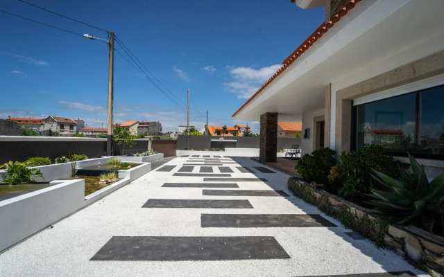 Villa con piscina a pie de playa