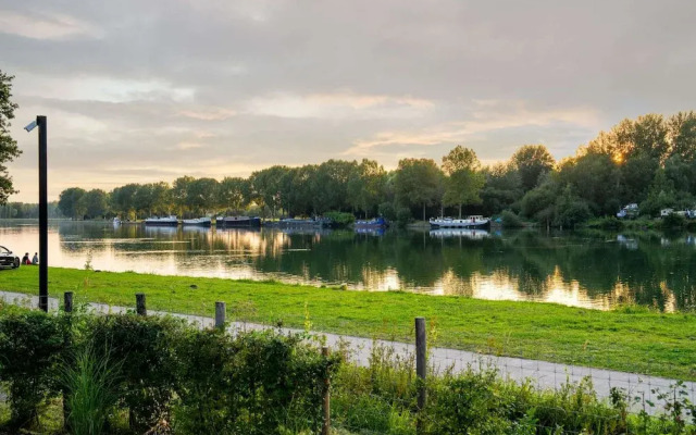 Waterside Elegance Sky Pad