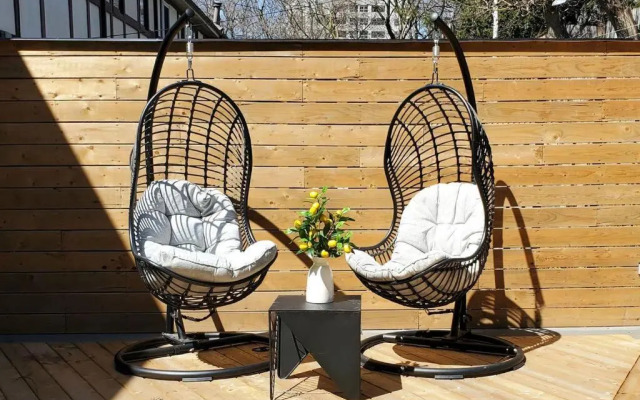Renovated Guest Suite Near The Lake & High Park in Toronto!