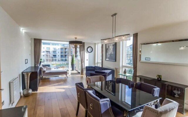 Luxury 3-bed Top Floor Penthouse in Brentford