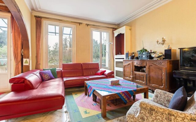 Red and Rustic Home Near Bois de Vincennes for 7 pax