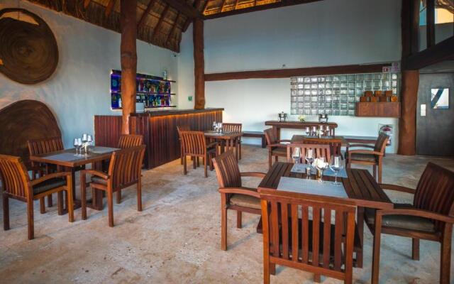 Casa del Puerto by MIJ - Beachfront Hotel