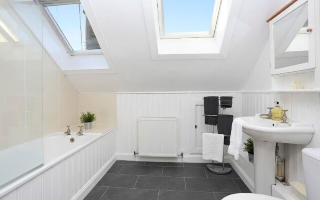 Homely & Spacious 4-bedroom Apartment by the Meadows