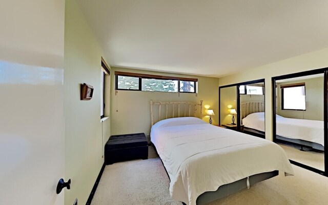 Two Bedroom Units at 1849 Condos with 3 Hot Tubs & Slopeside