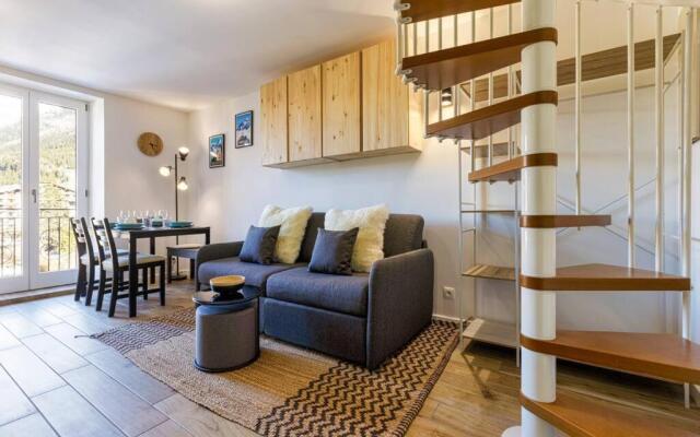 Chic 2BR in city center, next to Train Station