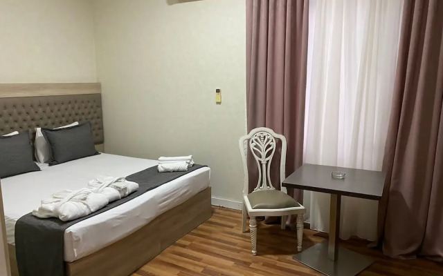Empire Hotel