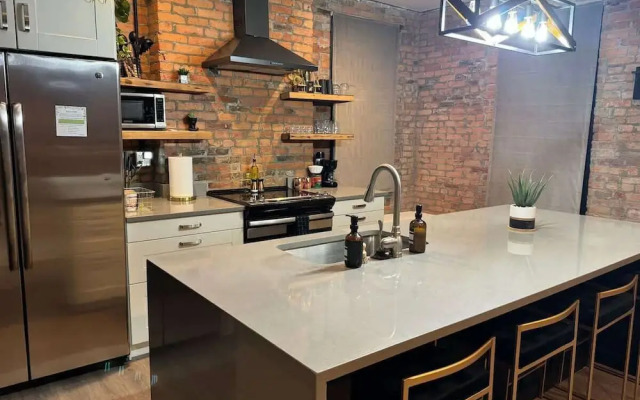 Jungle House Downtown Columbus – Modern Boutique Suites