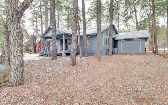 Near Hiking & Golfing: Pinetop Home w/ Deck!