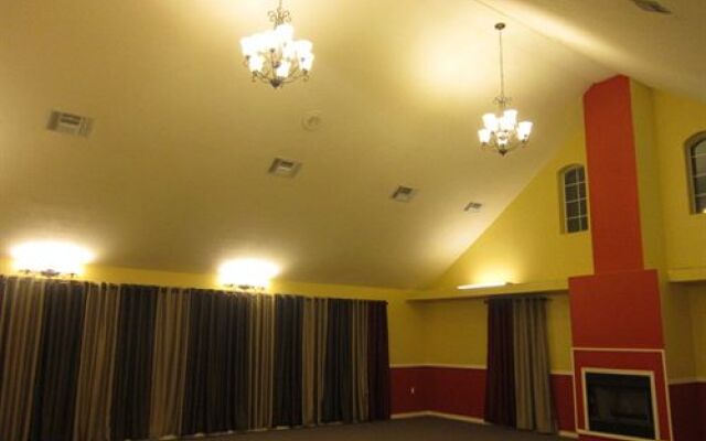 The Crossroads Hotel & Suites