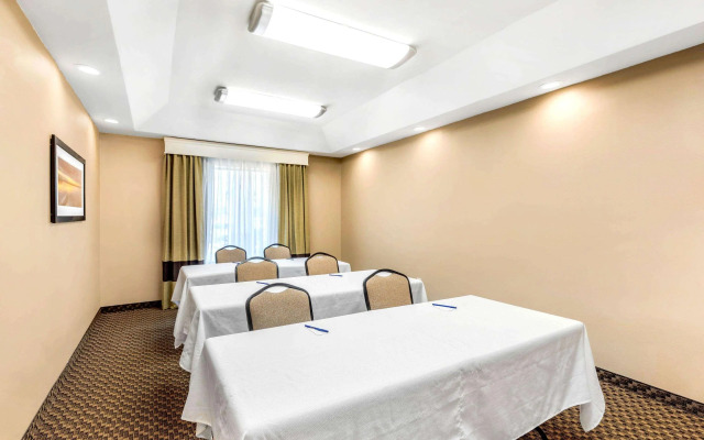 Comfort Suites
